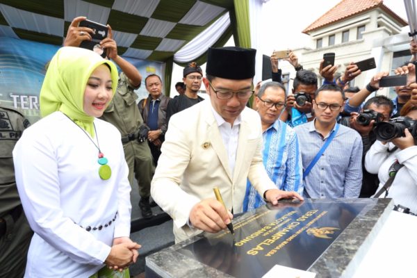 Wali Kota Bandung M. Ridwan Kamil beserta Wakil Wali Kota Bandung Oded M. Danial dan Ketua Tim Penggerak PKK Kota Bandung Atalia Ridwan Kamil saat peresmian Skywalk Teras Cihampelas, Sabtu (4/2). by Meiwan Humas Pemkot Bandung