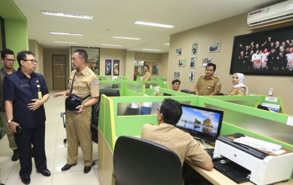 Sekda Kota Bandung Yossi Irianto meninjau Kantor DPMPTSP di Jalan Cianjur, Kota Bandung, Senin (6/2). by Meiwan Humas Pemkot Bandung.