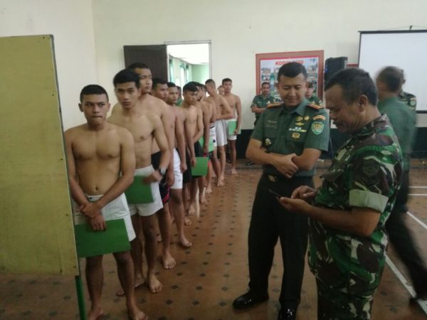 Kodim 0609/Kab. Bandung gelar pembinaan terhadap 26 remaja yang akan mengikuti seleksi untuk jadi anggota TNI di Lapangan Bulutangkis Makodim 0609/Kab. Bandung, Jl Gatot Subroto No. 248, Kota Cimahi, Selasa (28/2). by Pendam Slw