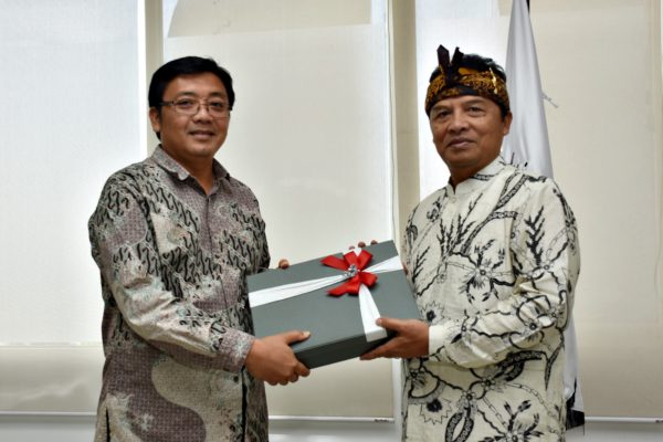 Bupati Bandung Dadang Naser serahkan LKPD 2016 kepada Kepala BPK RI Perwakilan Jabar Arman Syifa, di Gedung BPK RI Perwakilan Jabar Jl Moch. Toha Bandung, Kamis (30/3). by Humas Pemprov Jabar.