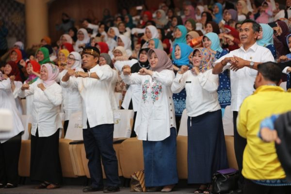 Bupati Bandung Dadang Naser didampingi istri saat Parents Gathering di Gedong Budaya Sabilulungan Soreang, Selasa (1/3). by Humas Pemkab Bandung