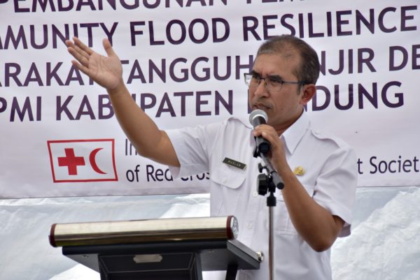 Assisten Ekonomi dan Kesejahteraan Kab Bandung, H. Marlan, S.Ip., M.Si. saat seremonial Peletakan Batu Pertama Mitigasi Pembangunan Tempat Pengungsian CFR Program Masyarakat Tangguh Banjir di Desa Dayeuhkolot, Rabu (1/3). by Humas Pemkab Bandung