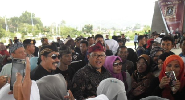 Gubernur JabarAhmad Heryawan disambut warga Kabupaten Bandung di Bale Rame Soreang, Rabu (8/3). by iwa/bbcom