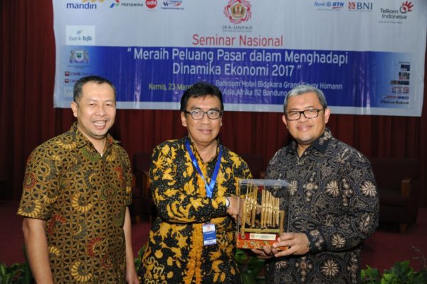 Gubernur Jabar Ahmad Heryawan menerima cinderamata pada Seminar Nasional "Meraih Peluang Pasar dalam Menghadapi Dinamika Ekonomi 2017" yang digelar IKA Unpad di Ballroom Savoy Homann Bidakara Hotel, Bandung, Kamis (23/3). by Humas Pemprov Jabar 