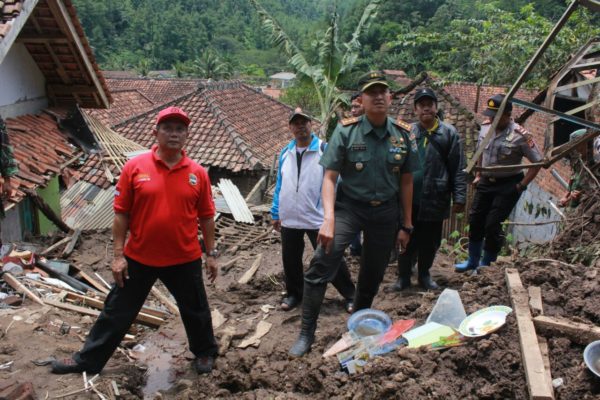 Dandim 0609/Kab. Bandung Letkol Arh A. Andre Wira Kurniawan tinjau lokasi longsor di Lereng Pasir Geger Pulus, Kampung Jati Radio RT 2/ RW 12, Desa/Kec Cililin, Kab Bandung Barat, Minggu (12/3). by Pendam Slw