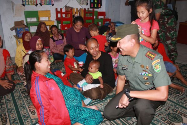 Dandim 0609/Kab. Bandung Letkol Arh A. Andre Wira Kurniawan memberi bantuan ke pengungsi longsor di Lereng Pasir Geger Pulus, Kampung Jati Radio RT 2/ RW 12, Desa/Kec Cililin, Kab Bandung Barat, Minggu (12/3). by Pendam Slw