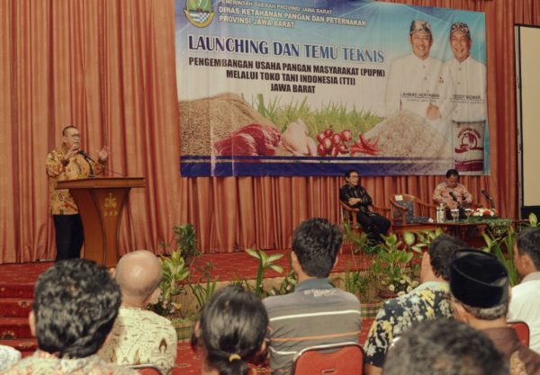 Wagub Jabar Deddy Mizwar saat Temu Teknis Pengembangan Usaha Pangan Masyarakat (PUPM) melalui Toko Tani Indonesia (TTI). di Hotel Puri Khatulistiwa Jatinangor, Kabupaten Sumedang, Minggu (19/3/17) malam. by Humas Pemprov Jabar