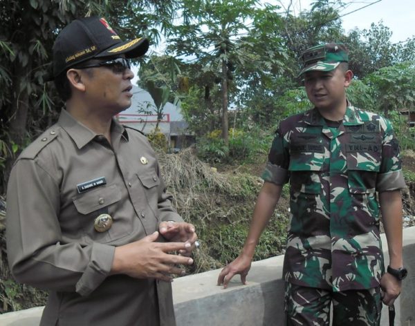 Bupati bandung Dadang Naser bersama Dandim 0609 Kab Bandung Letkol Arh A Andre Wira Kurniawan saat Gerakan Tutup Lubang Jalan di Desa Panyadap, Kec Solokanjeruk, Kab Bandung,Selasa (14/3).  by iwa/bbcom