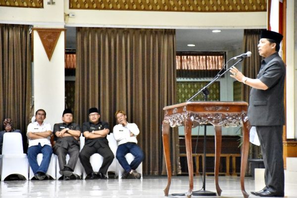 Bupati Bandung, H. Dadang M. Naser, S.H., S.Ip., M.Ip. saat Pengangkatan Sumpah dan Pelantikan Pejabat dalam Jabatan Administrasi dan Jabatan Fungsional, di Gedung M Toha Soreang, Rabu (15/3). by Denny Humas Pemkab Bandung