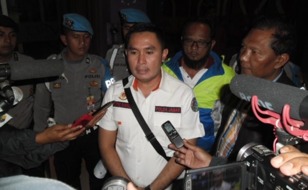 Kasat Narkoba Polres Bandung AKP Agus Susanto memberi keterangan kepada wartawan usai razia narkoba di Diva Karaoke, Taman Kopi Indah, Margahayu, kab Bandung, Jumat (4/3) malam. by iwa/bbcom