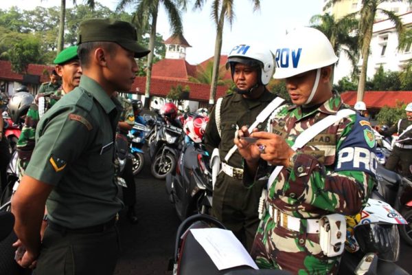 pemeriksaan surat-surat dan kelengkapan kendaraan bermotor, pada seluruh anggota militer dan PNS Kodam III/Siliwangi di Makodam Slw, Jumat (3/3). by Pendam Slw.