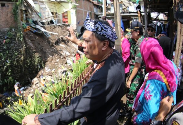 Wakil Wali Kota Bandung Oded M.Danial meninjau bangunan yang longsor di anak Kali Cikapundung, RW 05 Kel Malabar, Kec Lengkong, Rabu (1/3). by Meiwan Humas Pemkot Bandung