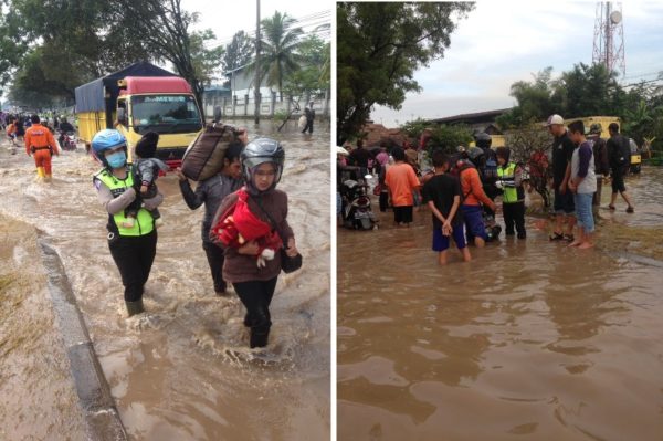 Aksi Polwan Polres Bandung membantu para pengendara motor yang melintas di tengah banjir di depan PT Kahatek, Rancaekek, Senin (20/3). by bb8