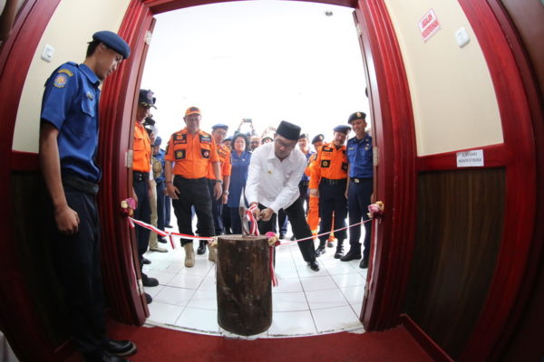 Wali Kota Bandung Ridwan Kamil meresmikan Command Center Tanggap Darurat Kebencanaan 113 Dinas Pemadam Kebakaran dan Penanggulangan Bencana Kota Bandung, berada di lantai 3 Kantor Diskar PB, Selasa (7/3). by Meiwan Humas Pemkot Bandung