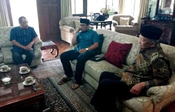 Wali Kota Bandung Ridwan Kamil bersama Ketum Gerakan Hejo Eka Santosa saat bertemu di rumah sesepuh Jabar Solihin GP, Sabtu (18/3). by ist