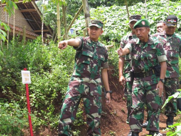 Dandim 0609/Kab Bandung Letkol Arh A. Andre Wira Kurniawan, S.Ap,M.Si didampingi Muspika Arjasari, mengecek lokasi TMMD ke-98/2017 di Kp Cibingbin, Desa/Kec Arjasari, Kab Bandung, Jumat (10/3). by ist