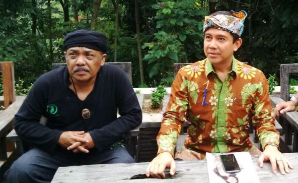 Dubes RI untuk Ukraina Yuddy Chrisnandi didampingi Ketua Umum Gerakan Hejo Eka Santosa, saat konferensi pers di Alam Santosa Resort, Kampung Sekarbalinping, Desa Cikadut, Kecamatan Cimenyan, Kabupaten Bandung, Minggu (26/3). by iwa/bbcom