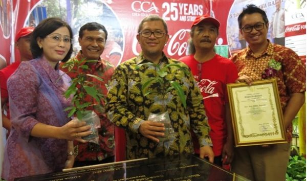 Gubernur Jawa Barat Ahmad Heryawan didampingi Public Affairs and Communication Director Coca-Cola Amatil Indonesia Lucia Karina (kiri), udai penandatanganan prasasti peresmian program Coca-Cola Forest untuk Penghijauan Hulu Sungai Citanduy Tasikmalaya, Selasa (14/3). by CCAI