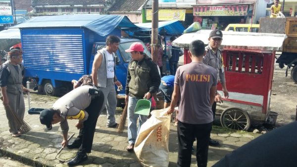 Polsek Ciwidey bersama unsur Muspika Ciwidey, ormas, serta elemen masyarakat lainnya bergotong royong beberesih di sepanjang Jalan Bhayangkara Ciwidey, tepatnya di Taman Kota Ciwidey, Jumat (3/3). by bb-8