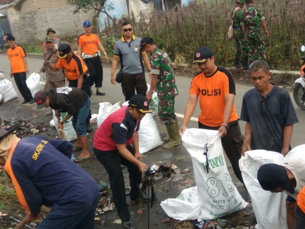 Polsek Pameungpeuk bersama unsur Muspika Pameungpeuk, bergotong royong beberesih di sekitar Desa Bojongkunci, Kec pameungpeuk, Jumat (3/3). by bb-8