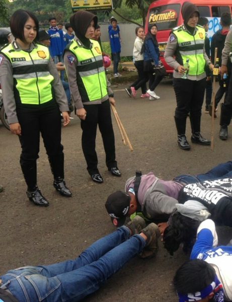 Polwan Polres bandung memberi sanksi push up ke bobotoh yang bawa miras di Stadion Si Jalak Harupat, Minggu (5/3). by bb-8