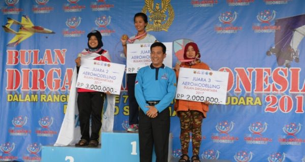 Penyerahan medali dan foto bersama usai lomba final Aermodelling di lap. Aeromodelling Lanud Sulaiman, Bandung, Minggu (2/4). by Pentak Lanud Sulaiman.