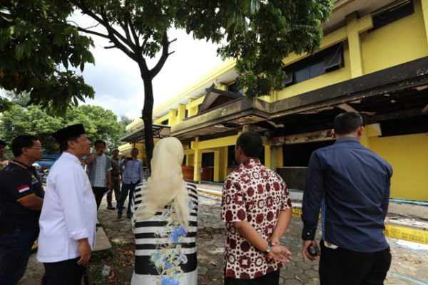 Bupati Bandung Dadang M Naser, saat meninjau ke lokasi kebakaran, tepatnya di gudang arsip dan ruang Kepala Disdukcapil, Jumat (31/3). by Vita Humas Pemkab Bandung