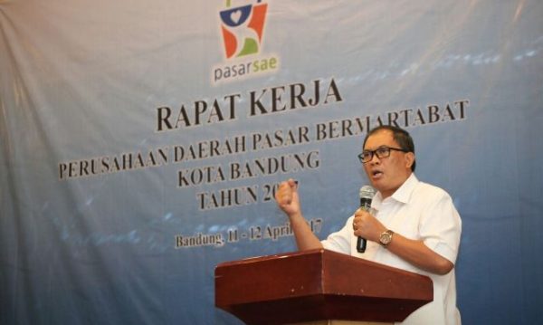 Wakil Wali Kota Bandung Oded M. Danial saat membuka Rapat Kerja PD Pasar Bermartabat di Ruang Akasa Hotel De Java Kota Bandung, Selasa (11/4). by Meiwan Humas Pemkot Bandung