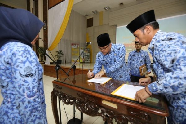 Sekda Kab Bandung Ir.H. Sofian Nataprawira, MP saat pengangkatan sumpah PNS yang digelar BKPPD Kab Bandung di Gedung Moch.Toha, Soreang, Kamis (6/3). by Humas Pemkab Bandung