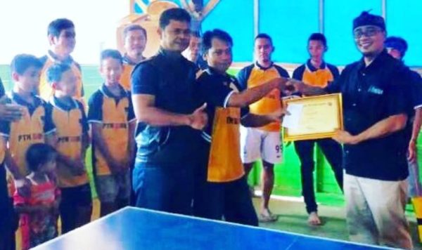 Anggota Komisi Olahraga DPR RI, Dadang Rusdiana didampingi Kades Arjasari Rosiman saat menutup turnamen tenis meja berhadiah domba di Kampung Ciwaru Desa/Kecamatan Arjasari, Kabupaten Bandung, Minggu (16/4). by Badar