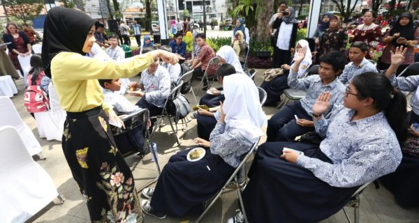 Istri Wali Kota Bandung Atalia Ridwan Kamil saat "Kamis English" di pelataran Taman Sejarah Bale Kota Bandung, Kamis (13/4). by Meiwan Humas Pemkot Bandung