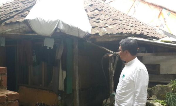 Camat Banjaran Haris Taupik meninjau rutilahu di Kp. Bojongpulus RT 05/02 Desa Banjaran Wetan, Kec Banjaran, Kab Bandung, Jumat (7/4). by Humas Pemkab Bandung