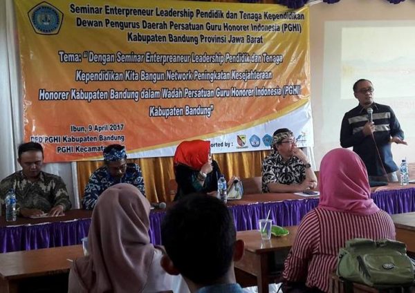 Anggota Komisi X DPR RI Dadang Rusdiana, saat pelatihan kewirausahaan guru honor di Kecamatan Ibun Kab. Bandung.