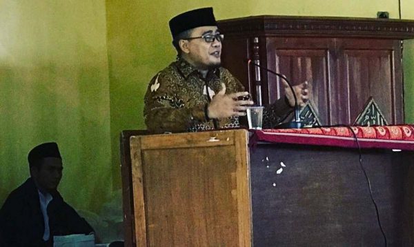 Anggota Komisi X DPR RI  H. Dadang Rusdiana SE,M.Si di hadapan warga muslimat NU Kec.Arjasari, Kab Bandung, saat tabligh akbar menyambut Ramadhan di Mesjid Besar Arjasari,Minggu (30/4). by ist badar