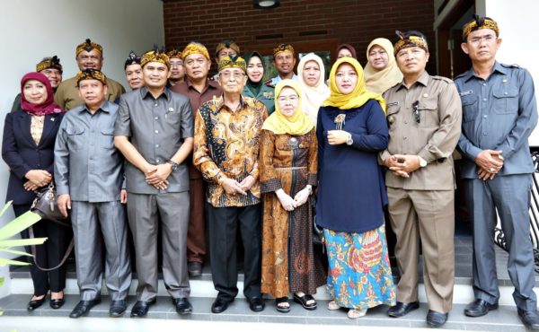 Bupati Bandung H. Dadang M Naser, SH.,M.Ip beserta para pejabat lainnya, mengunjungi para mantan Bupati Bandung, Selasa (11/4) . by Humas Pemkab Bandung 