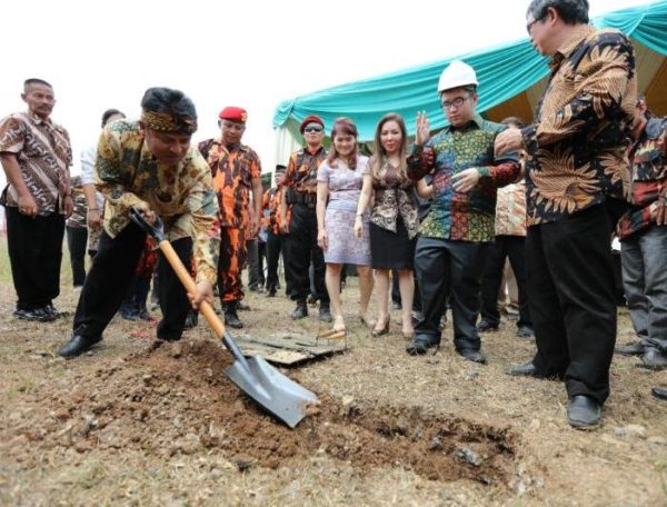 Bupati Bandung H.Dadang Naser,SH.,M.Ip bersama Direktur PT Dunia Sarana Sejahtera Thee Mariana saat peletakan batu pertama pembangunan pusat perdagangan dan hotel Thee Matic di Jl.Anyar Majalaya, Desa Majasetra Kec Majalaya, Kab Bandung, Minggu (9/4). by iwa/bbcom