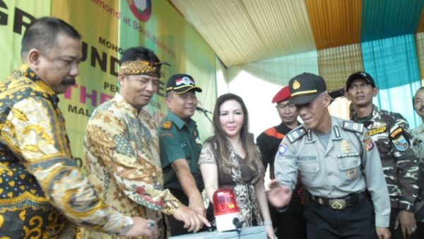 Bupati Bandung H.Dadang Naser,SH.,M.Ip bersama Direktur PT Dunia Sarana Sejahtera Thee Mariana menekan tombol sirene pertanda ground breaking pembangunan pusat perdagangan dan hotel Thee Matic di Jl.Anyar Majalaya, Desa Majasetra Kec Majalaya, Kab Bandung, Minggu (9/4). by iwa/bbcom