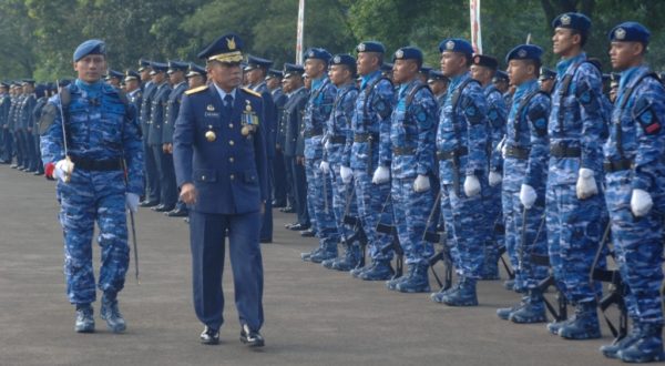  Wadan Koharmatau Marsma TNI Hadi Suwito, S.E., selaku irup saat memeriksa pasukan pada upacara peringatan Hari Jadi TNI Angkatan Udara ke-71 di lapangan upacara Staf 2 Lanud Sulaiman. by Pentak lanud Sulaiman.