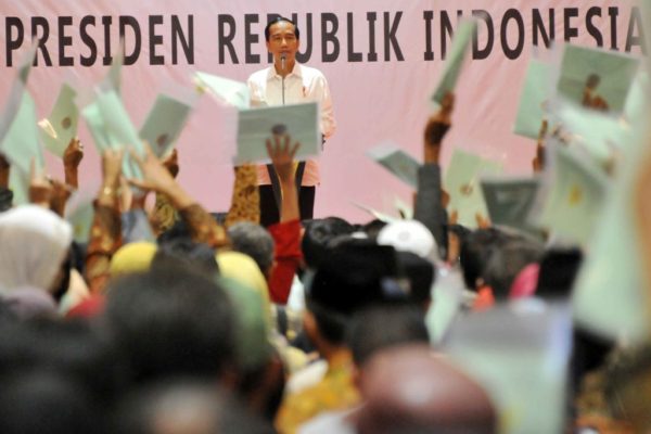  Presiden Jokowi di acara Penyerahan Sertifikat Hak Atas Tanah, di Graha Batununggal Indah,Bandung, Rabu (12/4). by Humas Pemprov Jabar