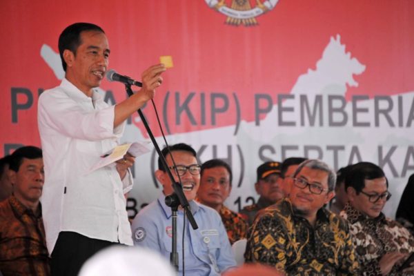 Presiden Jokowi menerangkan pemberian biskuit bayi kepada warga Kota Bandung di Lapangan Taman Pendawa, Jl. Pendawa Kota Bandung, Rabu (12/4). by Humas Pemprov Jabar