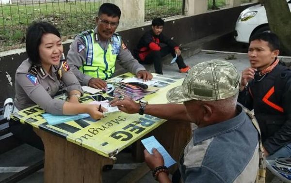 Unit Lalulintas Polsek Nagreg Polres Bandung mulai mengaplikasikan tilang elektronik atau e-Tilang, Kamis (5/4). by bb-8