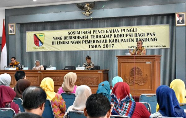 Sekda Kab Bandung Sofian Nataprawira saat Sosialisasi Pencegahan Pungli Berindikasi Korupsi, di Gedung Korpri, Soreang, Kamis (27/4). by Kominfo Kab Bandung