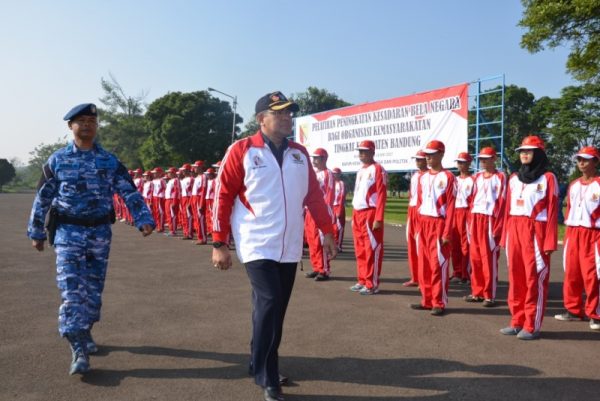 Assisten Pemerintah Kab Bandung H. Yudi Hariyanto,SH.,SP1,memeriksa pasukan pada pembukaan Pelatihan Peningkatan Kesadaran Bela Negara Bagi Ormas di Lapangan Apel Lanud Sulaiman, Rabu (17/5). by Pentak Lanud Sulaiman