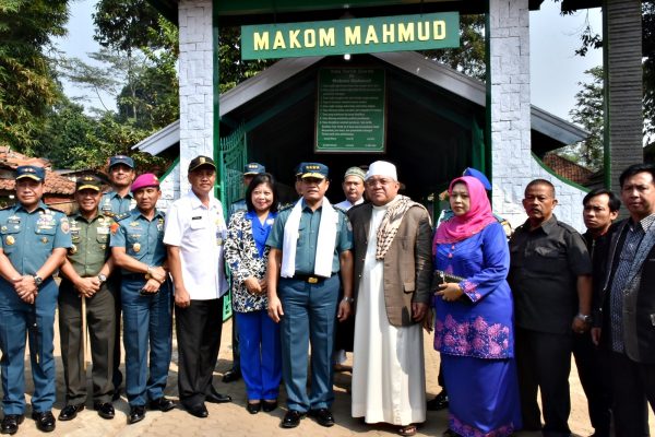 KASAL Laksamana TNI Ade Supandi, S.E., M.Ap., didampingi Sekda Kab Bandung Sofian Nataprawira dan Pimpinan Ponpes Darul Ma'arif, KH. Sofyan Yahya,saat penutupan kegiatan Bakti TNI AL di Kampung Mahmud Desa Mekarrahayu Kecamatan Margaasih, Rabu (24/5). by Kominfo Kab Bdg