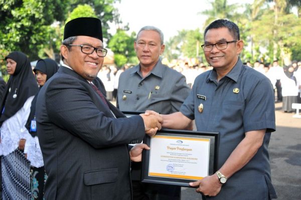 Gubernur Jabar Ahmad Heryawan menerima penghargaan dari Kepala BPKP Jabar Deni Suardini, saat upacara peringatan HUT Ke-34 BPKP Perwakilan Jabar di Kota Cimahi, Selasa (30/5). by Humas Pemprov Jabar