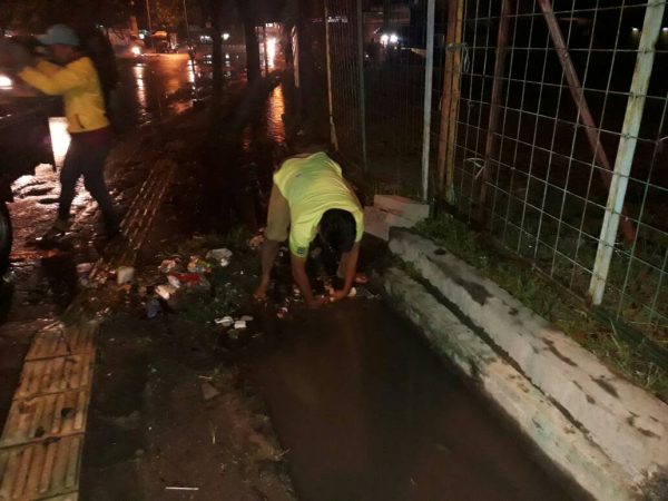 DPUPR Kab Bandung menerjunkan "Tim Super"-nya pada Selasa (9/5/17) dini hari, mengatasi banjir yang terjadi di sekitar pusat pemerintahan Soreang dan warung Lobak.