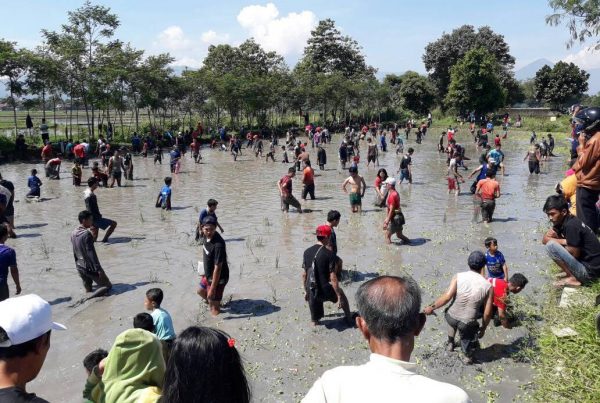 Ratusan buruh yang tergabung SPPM PT. Soljer Abadi / Nirwana, menggelar kegiatan ngagogo atau menangkap ikan dengan tangan, di Kampung Rancapanjang RW 10 Desa Cibodas Kec Solokanjeruk Kab Bandung, Senin (1/5). by bb8 