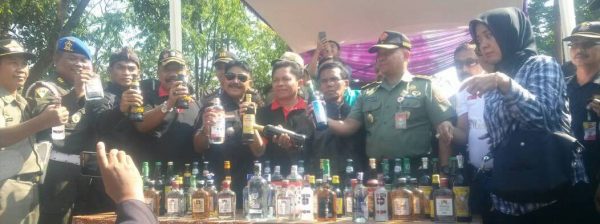 Muspika Majalaya saat pemusnahan 27 ribu botol miras di Alun-alun Majalaya, Jumat (29/5). by ist