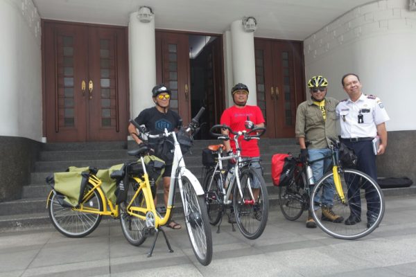 Community 500KM Ecotransport Bandung-Solo di Bale Kota Bandung, Selasa (9/5). by Meiwan Humas Pemkot Bandung