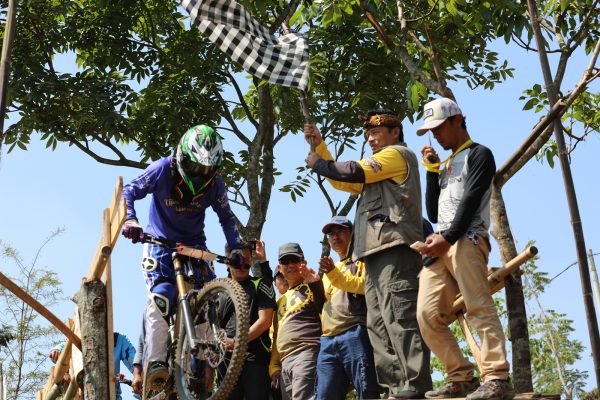 Bupati Bandung Dadang Naser melepas Sabilulungan Downhill Race 2017 di Kampung Sapedah Gentong Desa Jelekong Kec Baleendah, Minggu (21/5). by Kominfo Kab Bdg